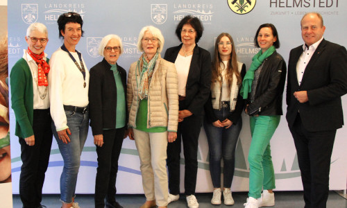 v.l: Carina Thomsen (Nat. Repräsentantin), Daniela Sievers (Präsidentin IW HE), Gründungsmitglied Ingrid Hagedorn, Gründungsmitglied Jutta Schiller, Vorständin Barbara Rautenschlein, Magan Pilz (stellv. Gleichstellungsbeauftragte LK HE), Petra Kantenwein (Leiterin Jugendamt LK HE), Landrat Gerhard Radeck.