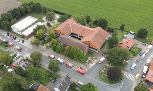 Die Feuerwehren der Samtgemeinde Baddeckenstedt wurden am gestrigen Freitag zu einer Großübung zur Grundschule in Groß Elbe gerufen