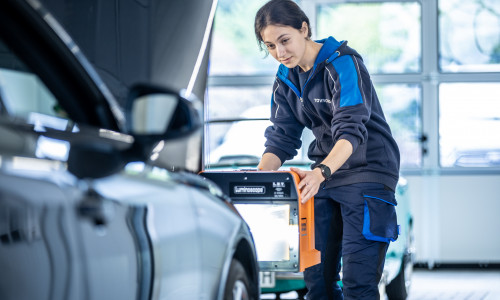 Beim Lichttest steht die technische Überprüfung aller Leuchtkomponenten im Vordergrund, doch die Prüfingenieurinnen und Prüfingenieure vor Ort beantworten auch gern alle Fragen rund um das Thema Scheinwerfer.