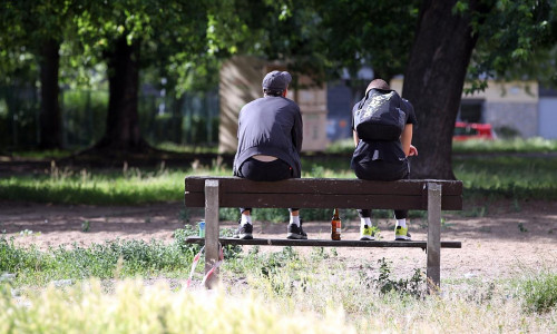 Jugendliche auf einer Parkbank mit Bier (Archiv)