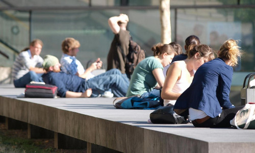 Junge Leute vor einer Universität (Archiv)