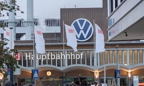 Wolfsburg Hbf mit VW-Werk im Hintergrund (Archiv)