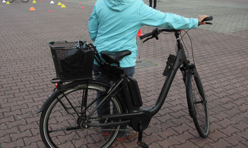 Ein Parcours für Elektro-Fahrräder wird abgesteckt.