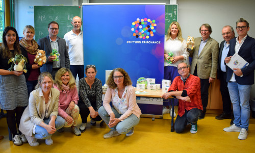 Stellten das MITsprache-Programm bei der Auftaktveranstaltung vor: Stadtrat Dr. Dirk Härdrich (3. von rechts), Alexander Wolf von der Stiftung Fairchance (rechts), die Leiterinnen der teilnehmenden Grundschulen und die Vertreter/innen der Träger der teilnehmenden Familienzentren/Kitas/Lern- und Spielgruppen.