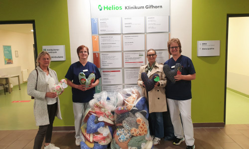 Foto: Die LandFrauen Boldecker Land übergeben 160 Herzkissen an die Onko Nurses des Helios Klinikum Gifhorn.