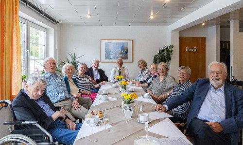 Peter Damrath (am Kopf der Tafel) mit den Teilnehmern des Klassentreffens.