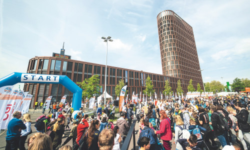 Tausende Menschen sammelten 2019 im Rahmen des walk4help Schritte und Spenden für Kinderhilfsprojekte. (Archiv)