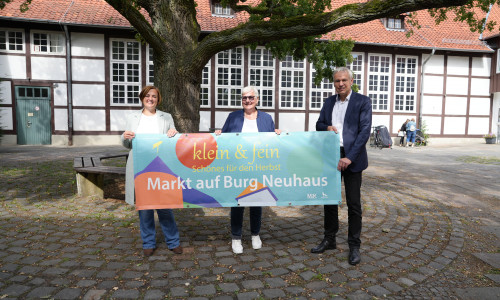 Die Organisator des Herbstmarktes auf Burg Neuhaus, Melanie Prost und Monika Kiekenap-Wilhelm sowie Kulturdezernent Kai-Uwe Hirschheide, freuen sich auf zahlreiche Besucher.