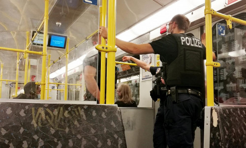 Polizei kontrolliert Maskenpflicht in U-Bahn während der Corona-Pandemie (Archiv)