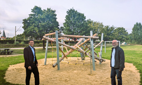 v.l.: Bürgermeister Tobias Grünert und Ortsbürgermeister Klaus Jurczyk vor dem neuen Kletterknoten auf dem Spielplatz An der Bahn in Sierße.