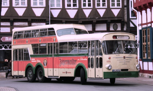 Der Büssing Anderthalbdecker „Heinrich“ ist wieder im Einsatz.