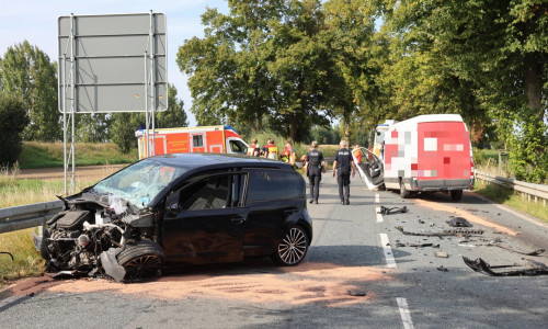 Beide Fahrzeuge waren frontal zusammengestoßen.