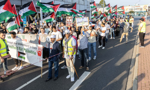 Die Menschen gingen auf die Straße.