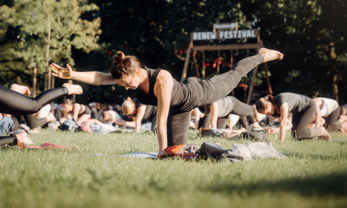 Gemeinsame Fitness-Übungen beim RENEW-Festival.