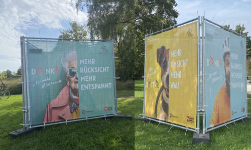 Die Banner zeigen drei unterschiedliche Motive, die für mehr Miteinander von Fuß- und Radverkehr werben.