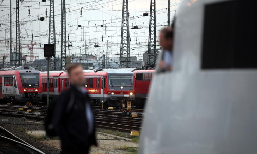 Lokführer unterhalten sich am Gleis