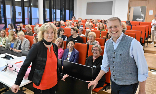 Claudia Kayser (l.), Leiterin der Direktion Wolfsburg der Volksbank BRAWO, veranstaltete den 17. Entscheiderinnenabend, bei dem Prof. Günter Meyer (r.), Dekan der Fakultät Gesundheitswesen an der Ostfalia Hochschule für angewandte Wissenschaften, referierte.