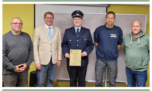 Seine Ernennungsurkunde sowie Glückwünsche und Dankesworte nahm Leon Fischer (Mitte) entgegen. Die Gratulanten von links nach rechts: Carsten Marowsky-Brée (Vorsitzender des Ausschusses für Feuer- und Katastrophenschutz), Marco Kelb (Samtgemeindebürgermeister), Frank Meier (Ortsbrandmeister der Ortswehr Volzum) und Ingo Geisler (Bürgermeister der Gemeinde Sickte).