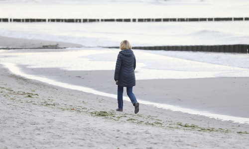 Eine Frau alleine am Strand (Archiv)