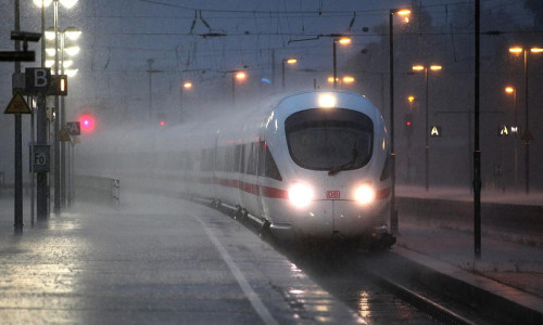 ICE-Zug bei Unwetter (Archiv)