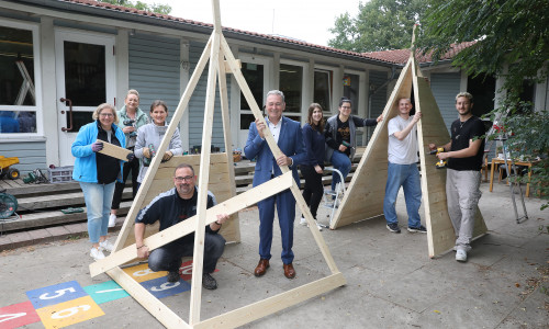 Beim alljährlichen Projekttag „Brücken bauen“ engagierten sich die Mitarbeitenden der Volksbank BRAWO in Gifhorn in der Ev.-luth. Epiphanias Kindertagesstätte Gamsen-Kästorf.