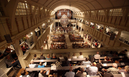 Bis unters Dach voll besetzt ist die Clausthaler Marktkirche zum Auftaktkonzert des TU-Sinfonieorchesters zum Jubiläum „500 Jahre Bergbehörde", das das LBEG feiert.