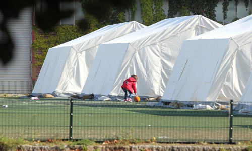 Flüchtlingskind in einer "Zeltstadt" (Archiv)