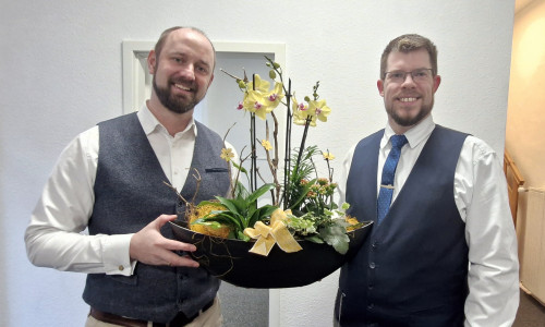 Bürgermeister Malte Schneider (li.) gratuliert dem Geschäftsführer Marcel Muschalle zur neuen Filiale in Schöningen. 