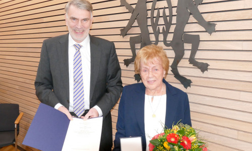 Helga Olk-Kühn mit der Niedersächsischen Medaille für vorbildliche Verdienste um den Nächsten ausgezeichnet.