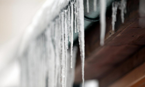 Eiszapfen an einer Regenrinne (Archiv)