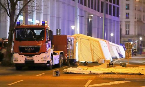 Auto rast auf Magdeburger Weihnachtsmarkt in Menschenmenge (Archiv)