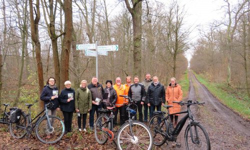 von links: Lars Christian Lund und Heike Düwel vom ADFC Braunschweig, Gundula van Haßelt vom Regionalverband Großraum Braunschweig, Carsten Brendes vom Bürgerverein Essenrode e. V., Initiatorin Anita Remus, Dirk Sdrojek und Tobias König vom Bauhofteam, Bauhofleiter Christian Gerike, Gemeindebürgermeister Andreas Busch, Ralf Bayer vom Ortsrat Essenrode und Sabrina Schönefeld vom Fördermittelmanagement der Gemeinde Lehre.