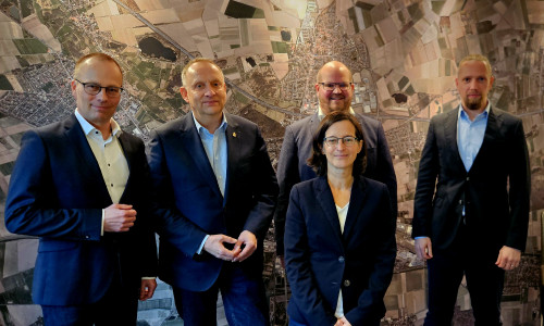 Teilnehmer des Kick-Off-Termins im Peiner Rathaus, v.l.: Ralf Schürmann (Geschäftsführer Stadtwerke Peine GmbH), Klaus Saemann (Bürgermeister der Stadt Peine), Dr. Dorothea Ludwig (IP SYSCON GmbH, Leitung Energie und Klima, Niederlassung Hannover), Julian Haerkötter (IP SYSCON GmbH, Team Energie und Klima), Dominique Diederich (enercity AG, Fachgebietsleiter Kommunale Wärmeplanung & Quartierskonzepte).