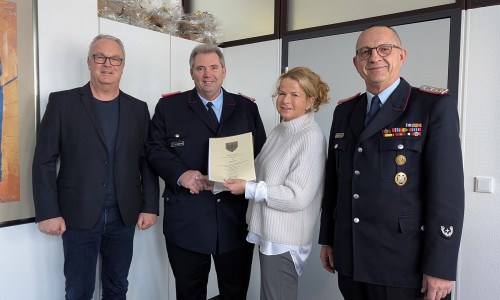 Über die vierte Amtszeit von Ortsbrandmeister Heiko Hartmann (2. v. li.) in Lochtum freuen sich Oberbürgermeisterin Urte Schwerdtner, Stadtbrandmeister Christian Hellmeier (re.) und Tim Meißner, Fachdienstleiter Sicherheit und Ordnung der Stadt Goslar.