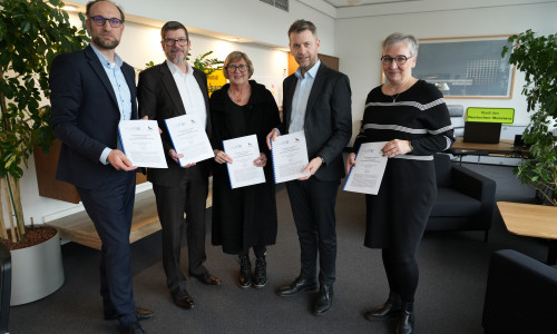 Wirtschaftsdezernent Jens Hofschröer, Ostfalia-Vizepräsident Prof. Dr. Thomas Benda, Hochschulpräsidentin Prof. Dr. Rosemarie Karger, Oberbürgermeister Dennis Weilmann und Bildungsdezernentin Iris Bothe freuen sich über die frisch unterzeichnete Kooperationsvereinbarung zwischen Stadt und Ostfalia. 