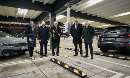 Im BraWoPark stehen ab sofort 70 Ladepunkte für E-Autos zur Verfügung. Anne Gattermann (Geschäftsführerin der BRAWO RE Property Management BS GmbH), Lukas Ritzka-Cole (Projektentwickler der BRAWO GE Development Braunschweig GmbH), Ivo Grünhagen (Geschäftsführer BRAWO Green Energy), Michael Wittchow (Leiter der Direktion Braunschweig der Volksbank BRAWO) und Thomas Fast (Projektentwickler der BRAWO GE Development Braunschweig GmbH) nehmen die 35 Doppelladestationen im BraWoPark in Betrieb.