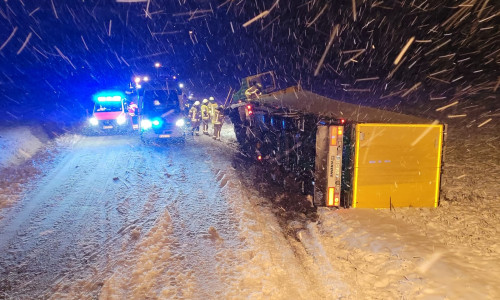 Der LKW war auf die Seite gefallen.