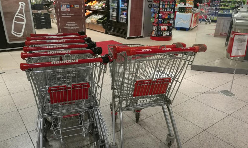 Einkaufswagen vor einem Supermarkt (Archiv)