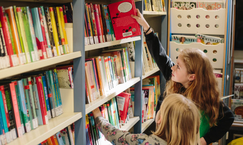 Schüler der Grundschule Cramme stöbern durch das vielfältige Sortiment des Bücherbusses.