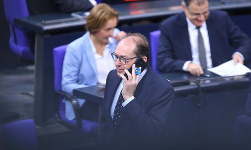 Alexander Dobrindt vor AfD-Abgeordneten (Archiv)