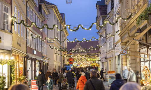 Viele Besucherinnen und Besucher waren während der Weihnachtszeit 2024 in der Braunschweiger Innenstadt unterwegs. Archivbild