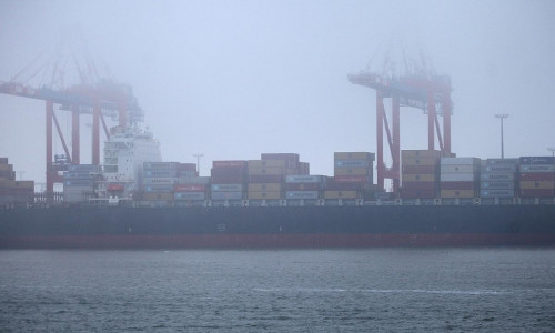 Containerschiff in Wilhelmshaven (Archiv)