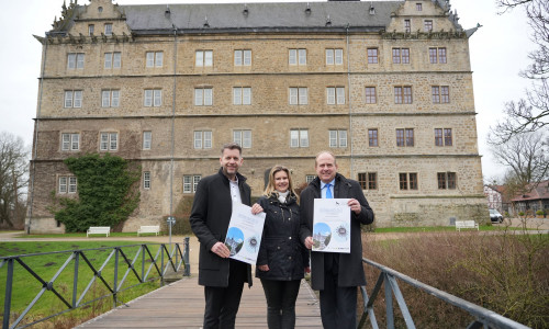  Dennis Weilmann (Oberbürgermeister Stadt Wolfsburg), Juliane Ruttkowski (Tourismus und Regionalmanagement Biosphärenreservat Drömling) und Gerhard Radeck (Landrat Helmstedt) geben den offiziellen Startschuss zum 5. Drömlingsfest. 