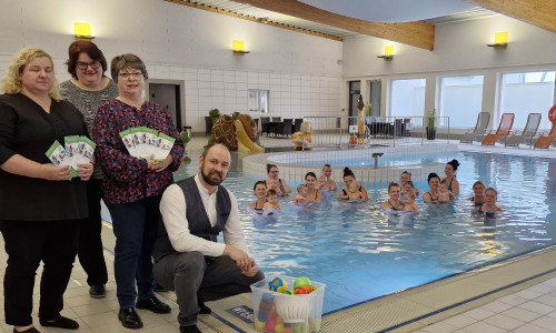 Kursauftakt im BZN: Bianca Holste (li.) und Petra Kranke überreichten die Gutscheine für den Babyschwimmkurs. Betriebsleiterin Frauke Hilal und Bürgermeister Malte Schneider freuten sich mit den Kursteilnehmerinnen über die Überraschung. 