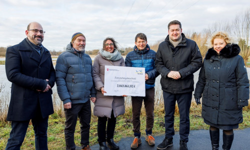 Große Freude bei den beteiligten Institutionen während der Übergabe (v.l.): Sven Glodniok (WVMO, Geschäftsführer), Dr. Bernd Hoppe-Dominik (WVMO, Verbandsvorsteher), Anke Dobslav (MU, Umwelt-Staatssekretärin), Rochus Jonas (Stadt BS, Ratsfraktion Bündnis 90/Die Grünen), Dr. Thorsten Kornblum (Stadt BS, Oberbürgermeister) und Judith Kraft (SE|BS, Geschäftsführerin).