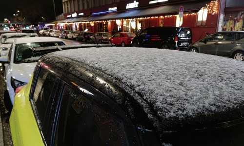 Schnee auf Autodach (Archiv)