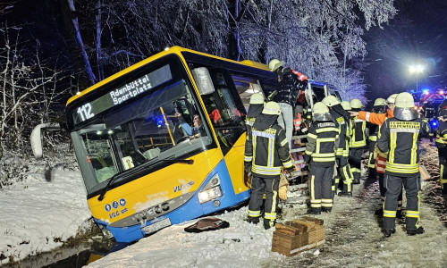 Der Linienbus war von der Straße abgekommen.