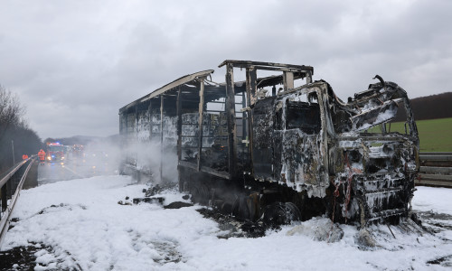 Der LKW brannte komplett aus.