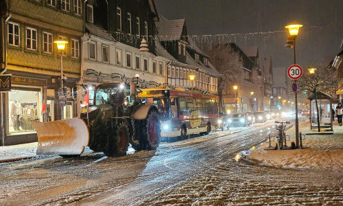 Der Verkehr kommt nur langsam voran: Ein Räumfahrzeug führt die Fahrzeugkolonne an.