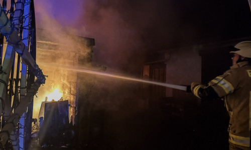 Das Feuer drohte auch auf Nachbargebäude überzugreifen.